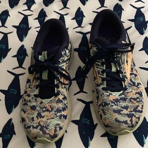 Brooks adrenaline sz 9 fun print good shape
